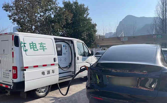 白朗汽车搭电